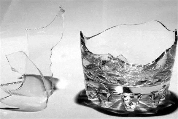 夢到玻璃製品碎了,玻璃杯碎了_周公解夢