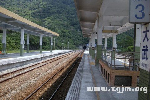 Dream of the station platform
