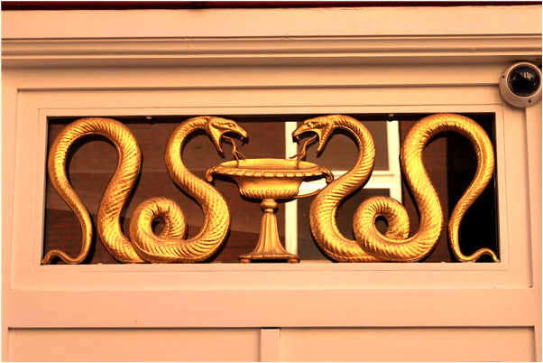 夢見一男的牽我手是什麼徵兆_周公解夢官網