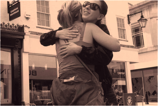 夢到一個男人摸著我的手有什麼說法_周公解夢官網