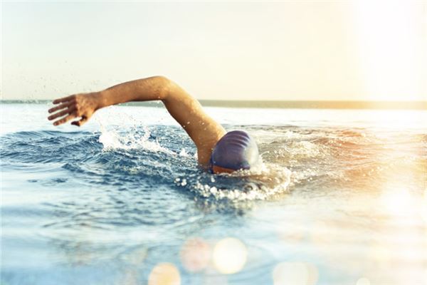 夢見河裡游泳_周公解夢