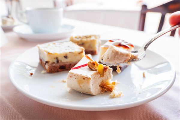 夢見吃糕點_周公解夢