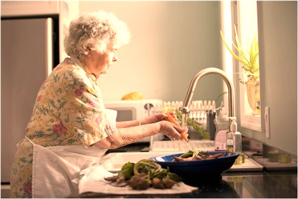 夢見背老太太尋墳有何寓意_周公解夢官網