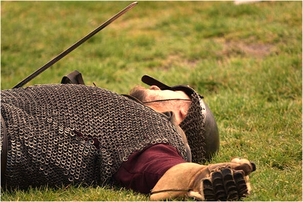 夢到了開朋友的客車掉到泥坑裡代表什麼_周公解夢官網