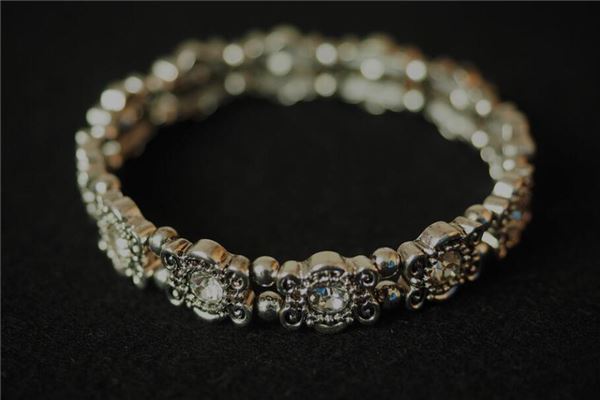 夢到了銀鐲怎麼樣_周公解夢