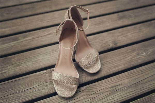 夢到了別人送自己鞋子預示著什麼_周公解夢