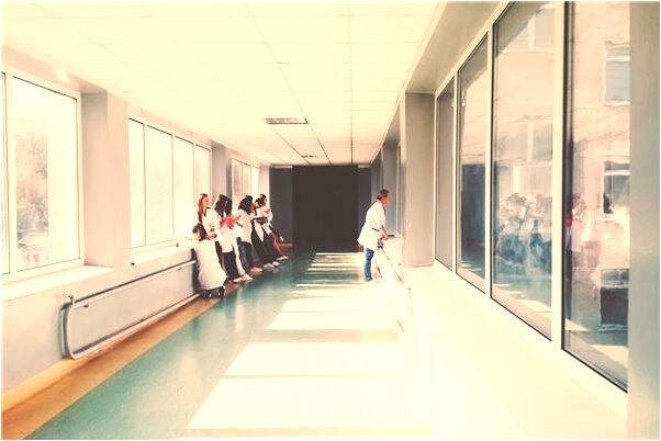 夢見紅色的金魚在空中游有何寓意_周公解夢官網