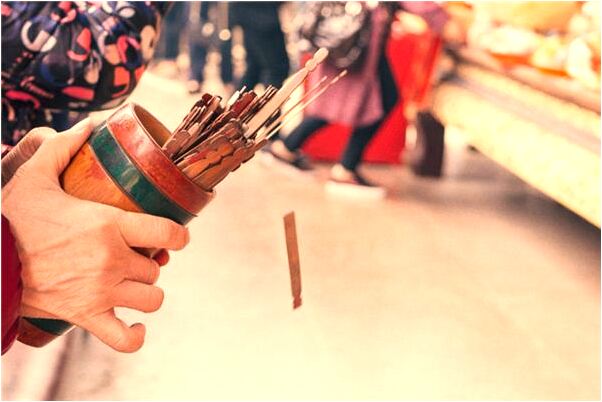 夢見白色的燈籠掉下來預示了什麼_周公解夢官網