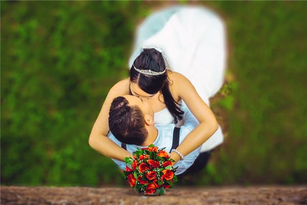 夢到接吻預示著什麼_周公解夢