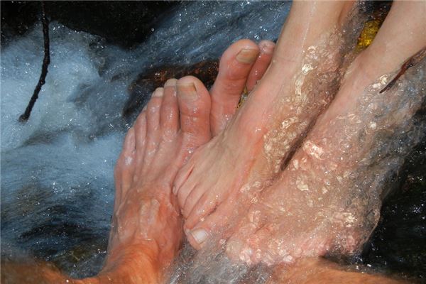 夢到了沖腳是好事還是壞事_周公解夢