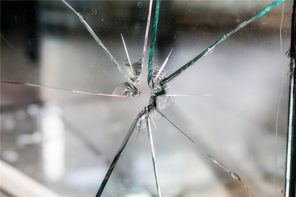 夢到了被玻璃扎是凶兆還是吉兆_周公解夢