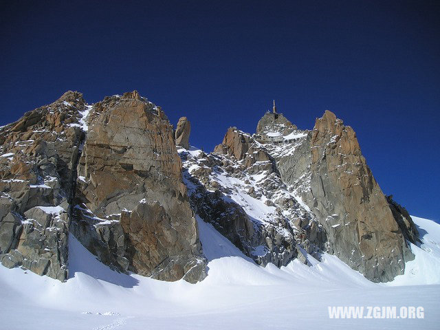夢見抱女嬰_周公解夢夢到抱女嬰是什麼意思_做夢夢見抱女嬰好不好_周公解夢官網