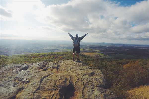 做夢爬山什麼預兆_周公解夢