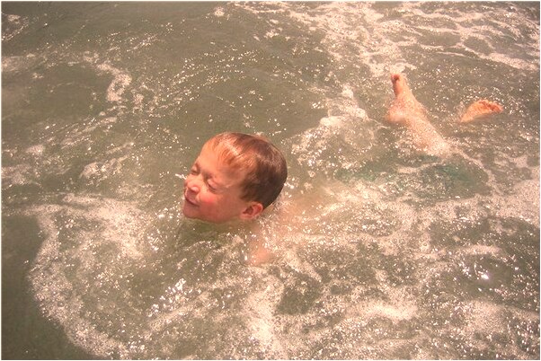 夢見在水裡被好多小蛇咬有什麼預示嗎_周公解夢官網