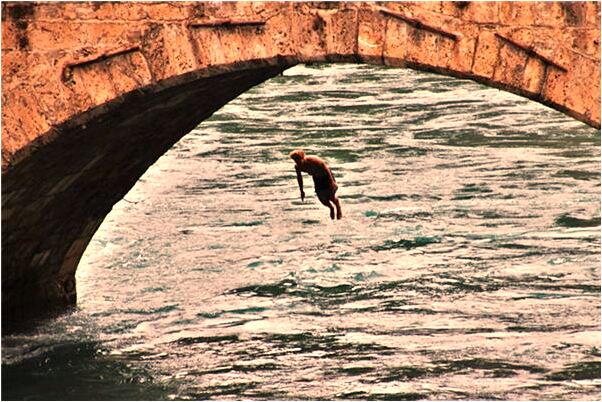 夢到了被槍打中了腳有什麼預示嗎_周公解夢官網