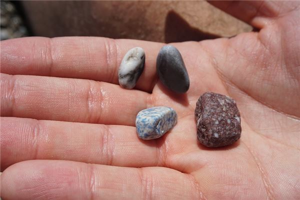 夢見撿石頭_周公解夢