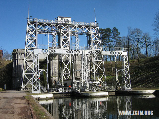 夢見一個大蛇和倆個小蛇_周公解夢夢到一個大蛇和倆個小蛇是什麼意思_做夢夢見一個大蛇和倆個小蛇好不好_周公解夢官網