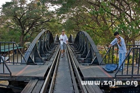 Dream of walking on the railway bridge