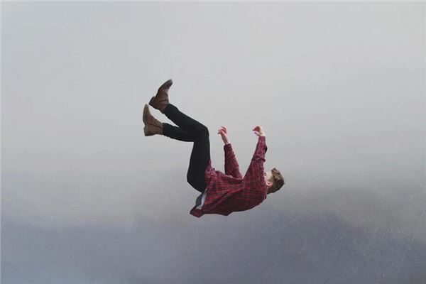 夢見墜崖_周公解夢