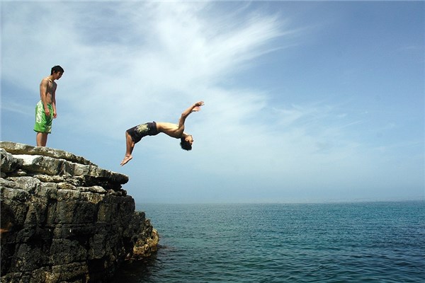 夢到了掉水裡面是吉兆嗎?_周公解夢