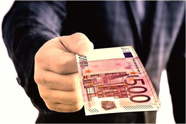 夢到了自己用鋤頭把蛇頭鋤開是咋回事_周公解夢官網