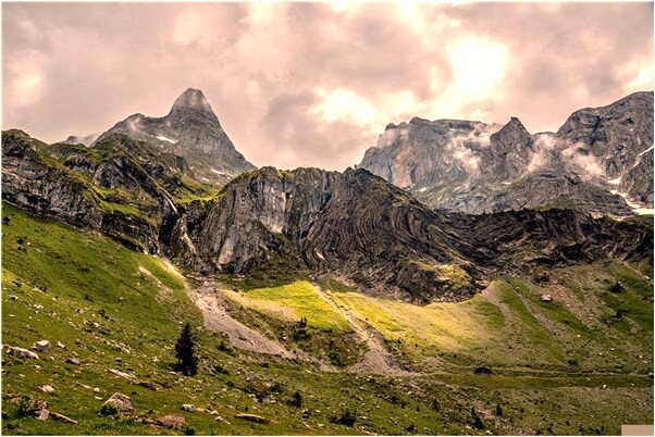 夢到金龍在天飛追我噴火是什麼預兆_周公解夢官網