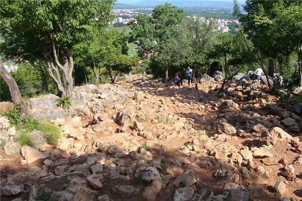 夢到了坎坷路會是什麼預兆_周公解夢
