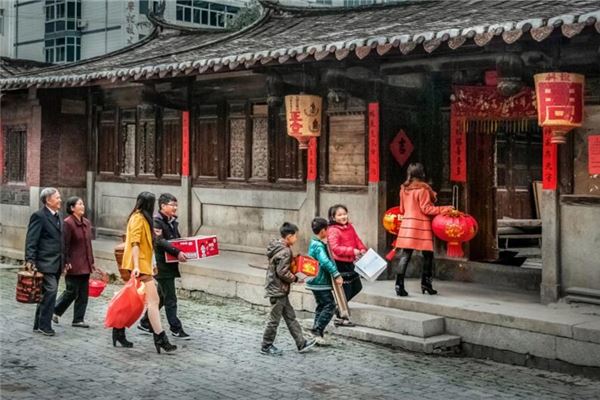 女人夢見很多人到家裡_周公解夢