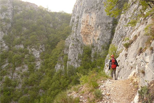 女人夢見爬陡峭的坡_周公解夢