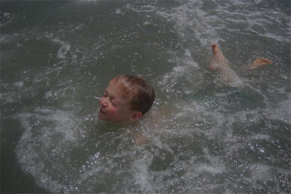 夢到了掉下河有什麼含義_周公解夢