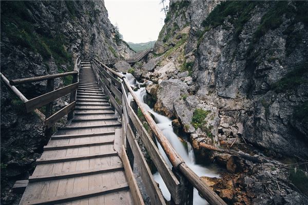 夢見樓梯塌了_周公解夢