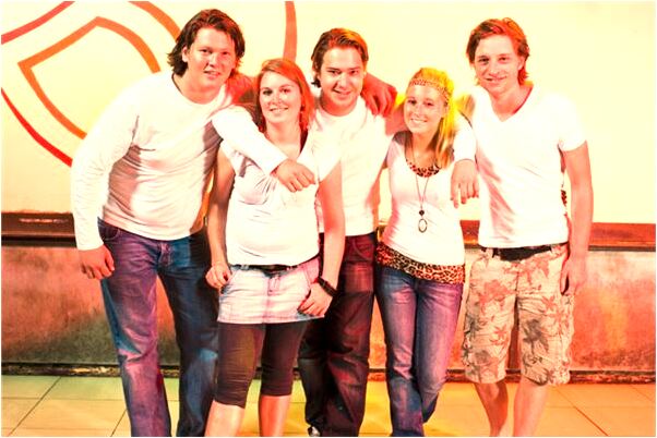 夢見自己沒穿好衣服什麼寓意_周公解夢官網