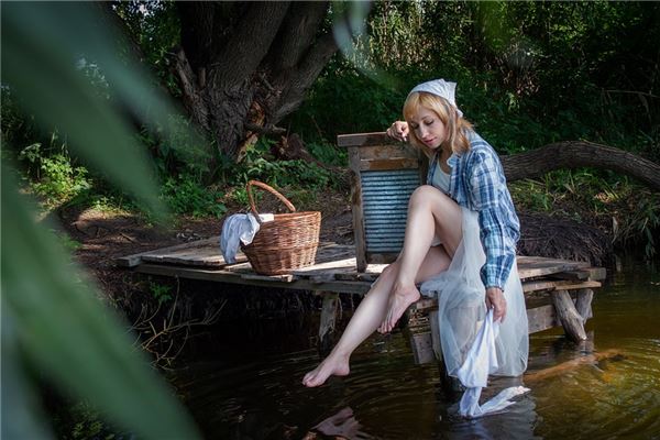 夢到水裡撈衣服代表什麼_周公解夢