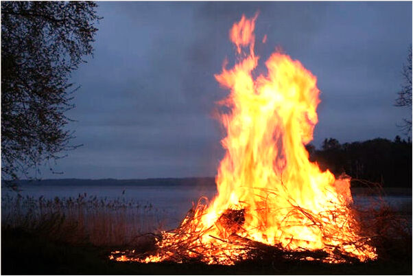 夢到自家墳地自己放火預示什麼_周公解夢官網