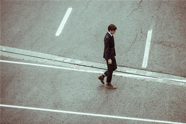 夢見雙腿沉重邁步艱難_周公解夢