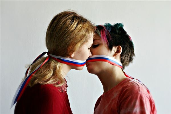 夢見與同性接吻是什麼啟示_周公解夢