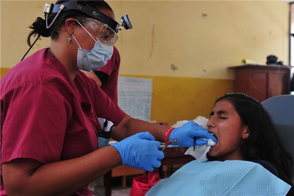 做夢夢見拔牙_周公解夢