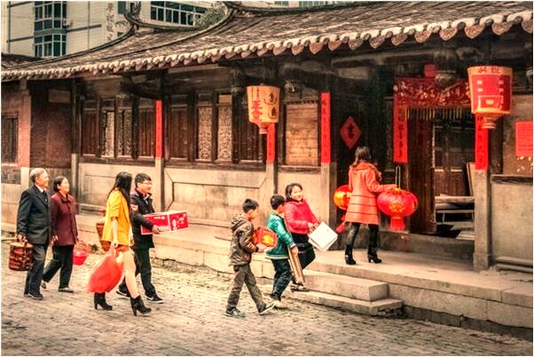 夢到了耳朵眼睛臉上往出爬蛆預示了什麼_周公解夢官網