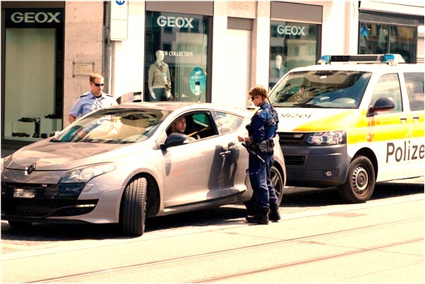 夢見和別人牽手意味著什麼_周公解夢官網