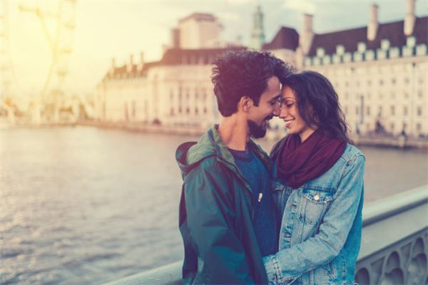 夢見男人穿藍上衣有什麼寓意嗎_周公解夢