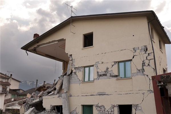 夢見樓房倒踏會有什麼預兆_周公解夢