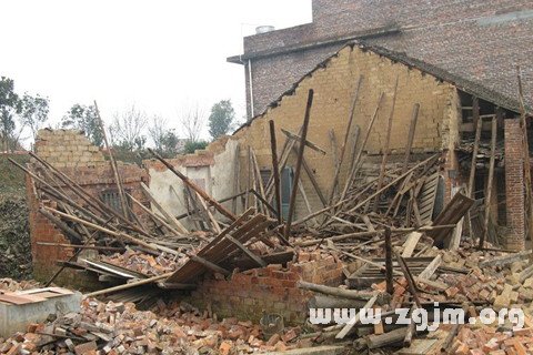 Dream of people's houses collapsed