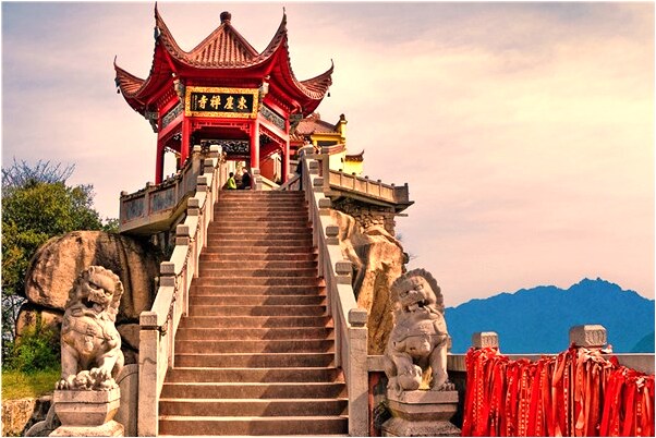 夢到一條大蛇要吃我意味著什麼_周公解夢官網