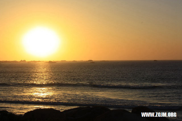 夢見貓睡在我身邊_周公解夢夢到貓睡在我身邊是什麼意思_做夢夢見貓睡在我身邊好不好_周公解夢官網