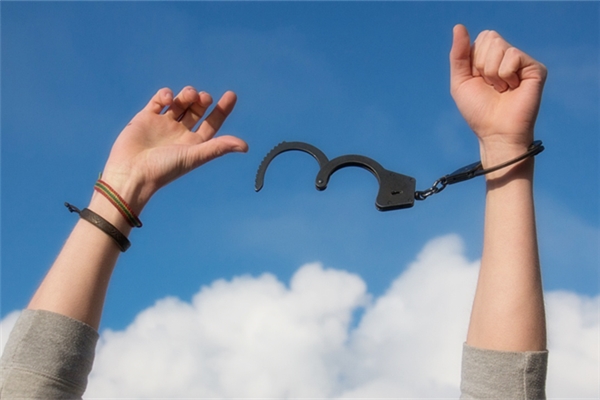 夢見老公戴著手銬抓走了怎麼回事_周公解夢