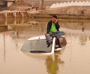 夢見別人開車掉水裡