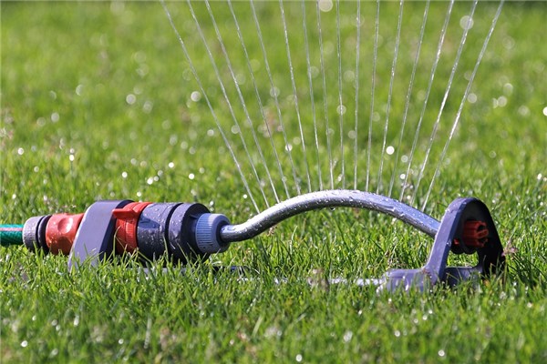 夢見被水噴代表著什麼？_周公解夢