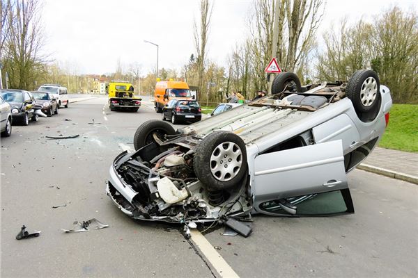 夢見開車翻車_周公解夢