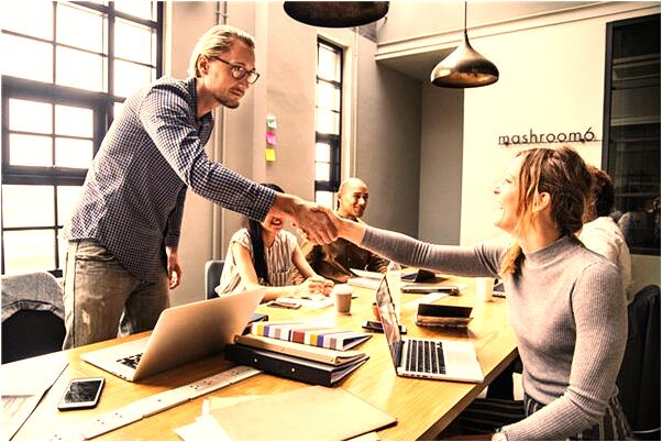 夢到人服裝店教學樓的預兆_周公解夢官網