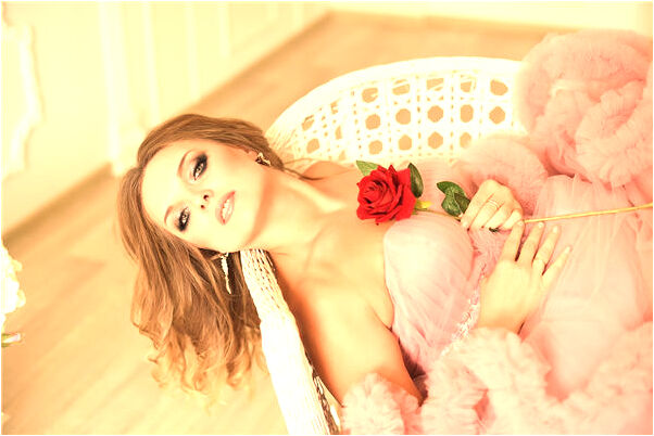 夢到了用手指插穿褲子的女人下體有什麼意思_周公解夢官網